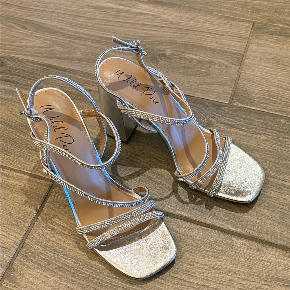 New Wild Pair Silver Strappy Heels Sz 10 M